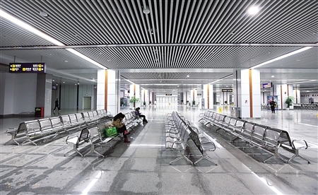 重庆北站南广场汽车站,车站内等候乘车的市民