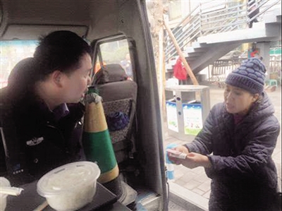 汪阿姨请民警张伟将300元转交给“老尹”。 本报记者 胡杰 摄