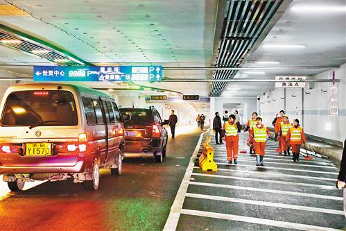 近日,解放碑地下环道工程即将开通的部分正在进行扫尾工作