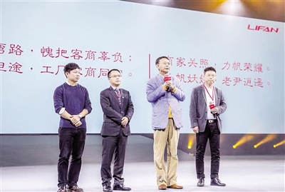 尹明善(右二)与他的继任者们在一起,右一是陈卫。
