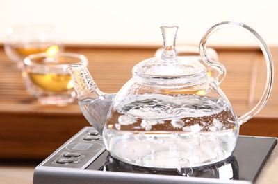 喝白开水好处多多 但常喝过期白开水小心致癌