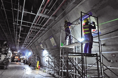 轨道交通十号线鲤鱼池站,站厅和站台的土建工程已基本完工。