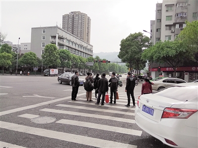 双星大道路口一大群行人闯红灯。