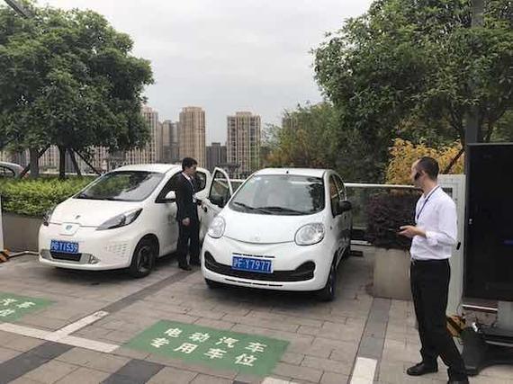 工作人员演示如何开走电动车