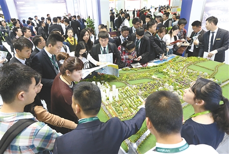 昨日,重庆国际会展中心,市民正在房交会上选购心仪的楼盘。 本组图片由首席记者 钟志兵 记者 唐浩 摄