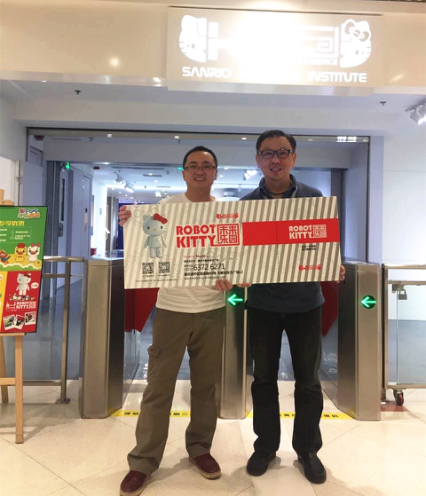 从左到右依次为小实践家小记者团负责人陈老师、大都会东方广场副总经理裴性培先生