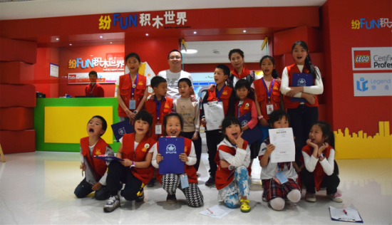 小实践家小记者团在大都会东方广场“纷FUN积木世界”门前合影
