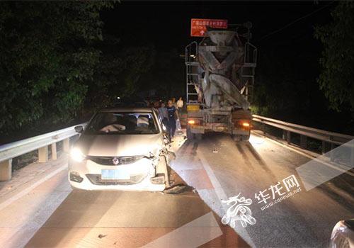 罐车越线行驶撞了对向小轿车。警方供图