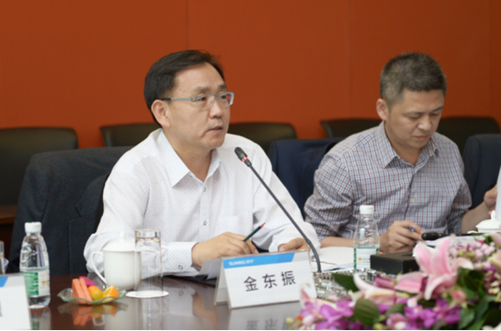 三星中国手机销售副总裁金东振在会上发言