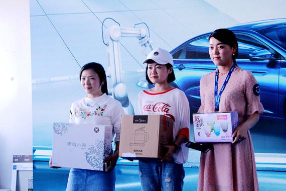【活动现场为与会嘉宾准备了丰富的奖品】
