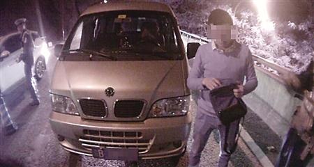 赌气小伙酒驾被查 江北警方供图