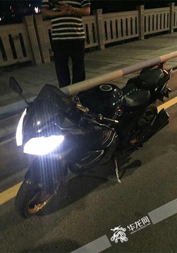 车身全黑的摩托车。警方供图
