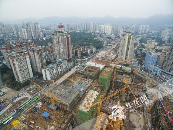 航拍图片显示,沙坪坝火车站站房上盖已基本完工。资料图