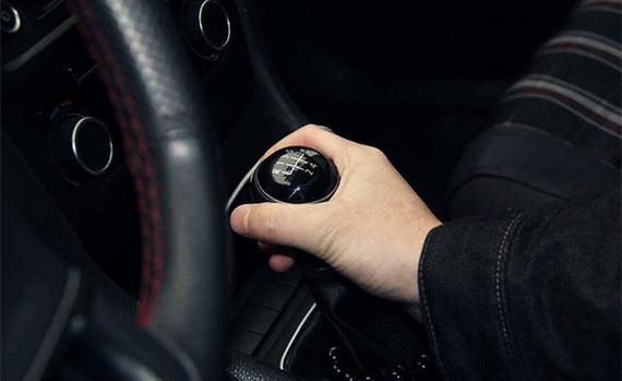 只要这样做 解决新手开手动挡起步的难题