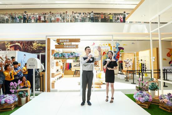 朱亚文来渝展丹麦风 透露即将现身《跑男2》