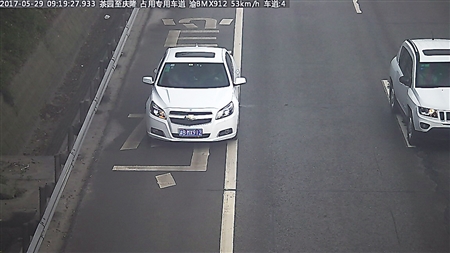 违法占用应急车道行驶 视频截图
