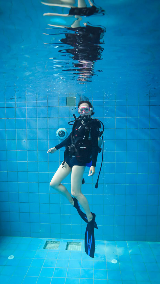 浪星人143期:美女教练投200万“挖”潜水中心 全城组建比基尼潜水队