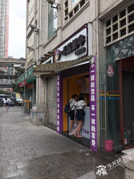 在杨家坪商圈的店铺,仍有市民在购买。记者 祝可 摄