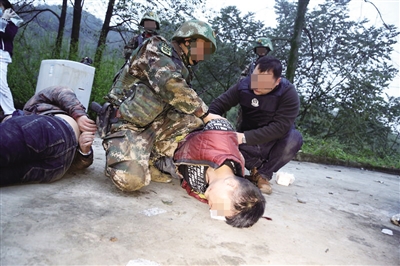 永川区红炉镇深山之中,民警抓捕现场。