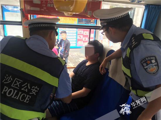 民警劝说当事男子离开。记者 张勇 摄