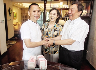 昨天,张勇(左)把钱还给朱大明夫妇。