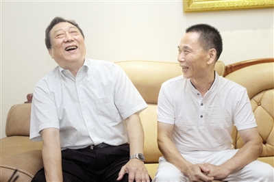 昨天,朱大明(左)和张勇22年后再相聚,相谈甚欢。 本报记者 高科 摄