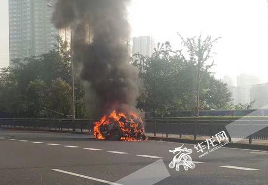 火从车头处蔓延至整个车身,随后车辆被大火包围。 网友供图 华龙网发