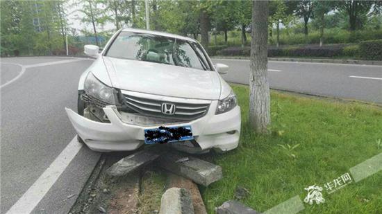 将马路沿撞为数截的肇事轿车。北碚交巡警供图 华龙网发