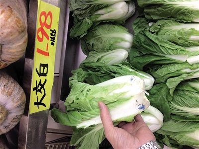 不少蔬菜都残留有蓝绿色颗粒。
