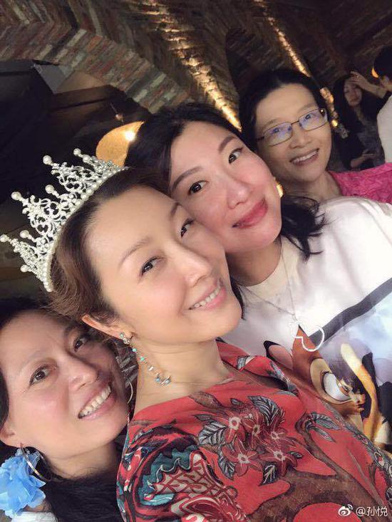 孙悦和朋友过生日