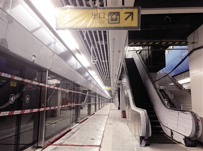 轨道五号线湖霞街站站台正在加紧装修。