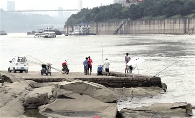 两江涨水,吸引不少市民前来钓鱼