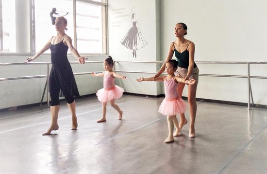 身临其境追寻艺术根源 重庆黑天鹅芭蕾舞赴俄交流团出发啦