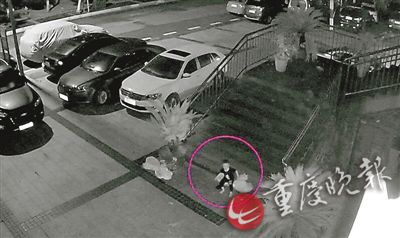 小孩溜出门后被监控拍下