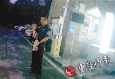 民警把小孩带回派出所
