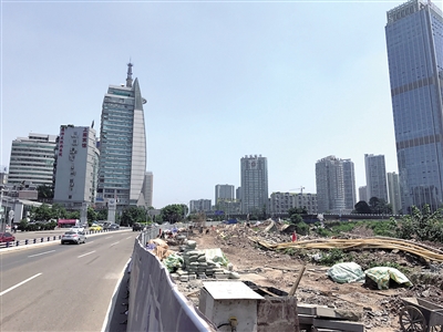 新牌坊立交施工现场。本报记者 甘侠义 摄