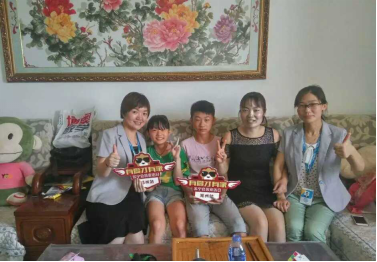 苏宁云商集团郑州分公司的高管到苏宁会员家中送上礼物