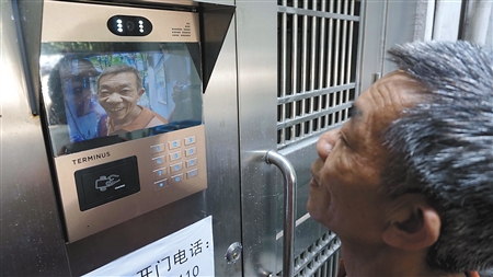住户“刷脸”进楼 记者 李化 摄