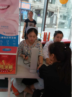 安徽芜湖的苏宁易购门店举行免费义诊活动