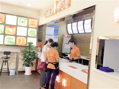 市民前来就餐。 记者 罗洋 摄