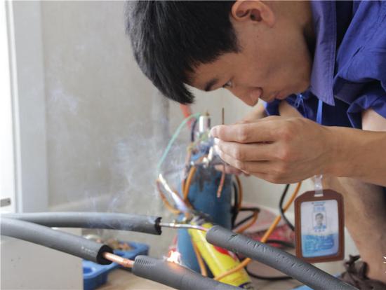 90后最帅空调安装工:挣钱供妹上大学