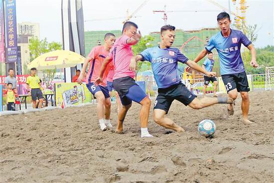 8月6日,我市首届沙滩足球挑战赛在巴南区精彩开赛