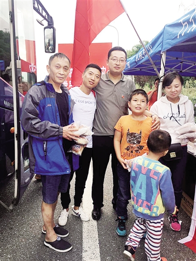 徐照勤(左二)带乘客们在江油市领取水和食物。 受访者供图