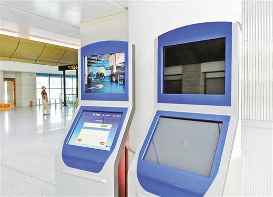 为方便旅客找车,T3航站楼交通枢纽站配备的自助寻车系统只需输入车牌号,便可显示车辆停放楼层和具体车位