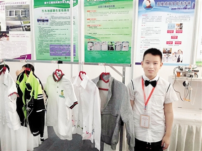 巴南区融汇小学学生何忠原前后为“省心校服”设计了5个版本。受访者供图