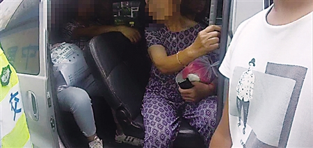 非法营运还超员被查的车辆 渝北交巡警供图