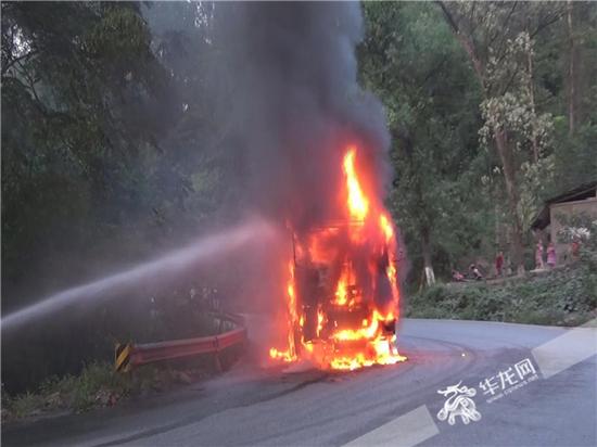 燃烧的车头。合川消防供图 华龙网发