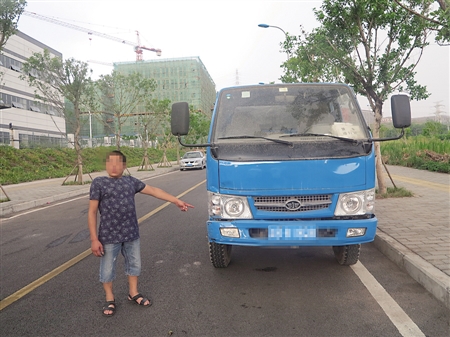 驾驶员甘某指认肇事货车 两江新区警方供图