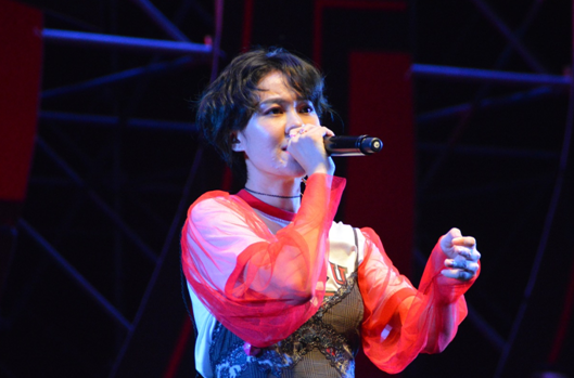 歌手郁可唯现场表演