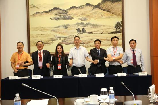会上,“重庆市海外引才联络站”正式签约